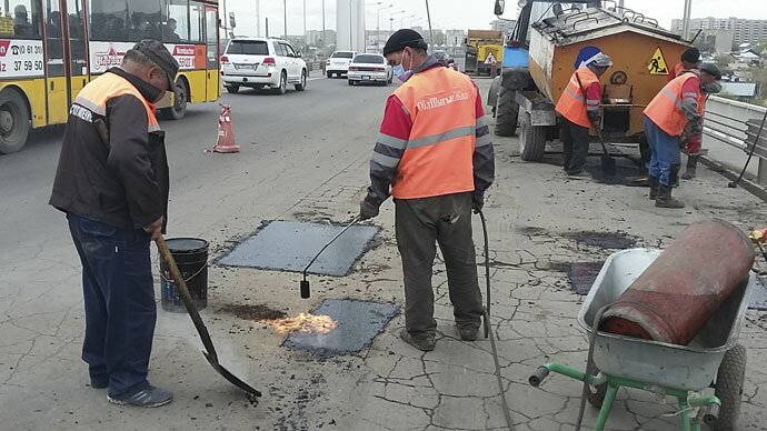 асфальтовую смесь нагревают пламенной горелкой